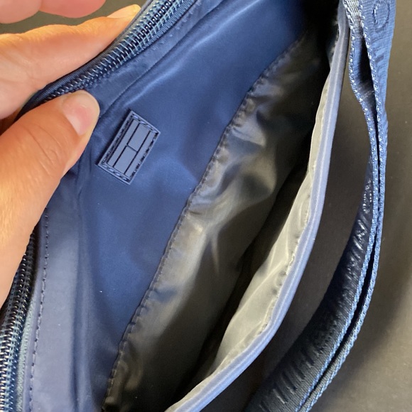 NEW Tommy Hilfiger Navy Blue Cross Body Bag - Picture 5 of 7